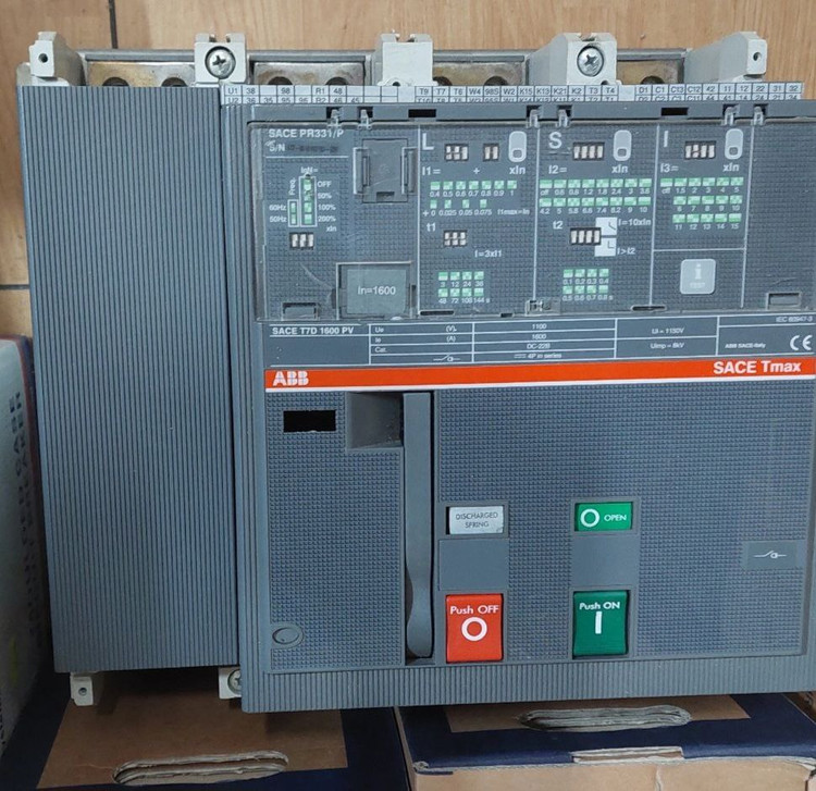 کلید اتوماتیک ۱۶۰۰ آمپر چهار پل ABB